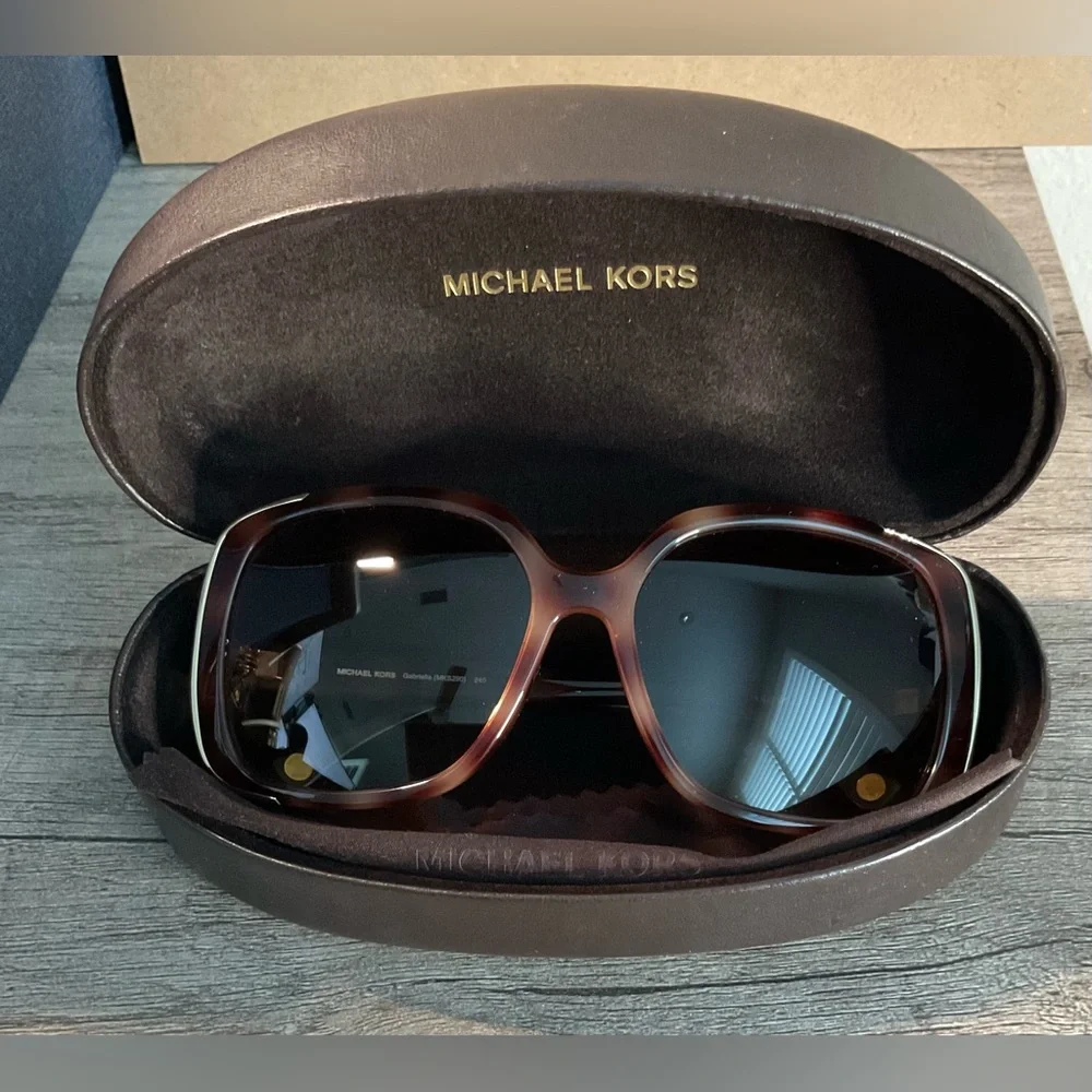 ✨ Michael Kors Gabriella Tortoise Sunglasses ✨